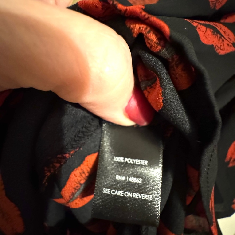 TORRID Black & Red Lips Georgette Cold Shoulder Blouse VALENTINES #V - Picture 8 of 8